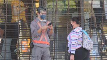 El control del pago del estacionaimento medido se activó el jueves para desalentar el tránsito de vehículos particulares al centro (Oscar Livera)