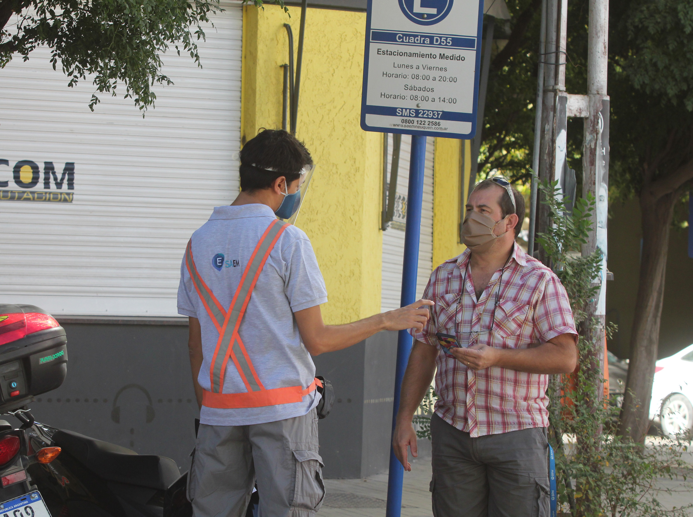 No se cobra el estacionamiento medido en Neuquén hasta las 13 por una