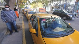 Taxistas se manifestarán en la terminal de Neuquén en rechazo al proyecto de «Taxi Rosa»