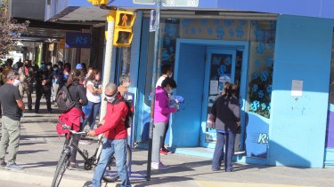 El sector del bajo neuquino se mostró desbordado de gente desde que se flexibilizó la aperura de algunos locales,, como los de préstamos y cobros de cuotas (Oscar Livera)