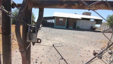 Salvo el de Plaza Huincul que es privado, no hay otro establecimiento en la zona que pueda facilitar la faena de porcinos y venderlos en la provincia. Foto Oscar Livera.