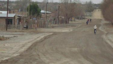 El municipio de Chichinales cerrará una calle que comunica a un barrio con Villa Regina. (Foto Néstor Salas)