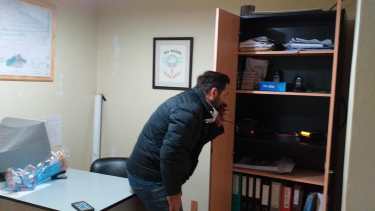 La base del sistema fue instalada en el edificio municipal. Se le suman dos equipos móviles y handies. (Foto: municipio de Comallo). 