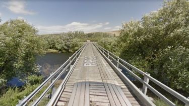 Un camión perdió los frenos e impactó a una camioneta Saveiro. El siniestro ocurrió en el puente sobre el Río Malleo, en la Ruta 23. (Foto: Gentileza).