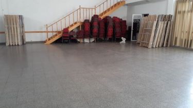 Trabajan para establecer un centro de aislamiento en Villa Regina. (Foto Néstor Salas)