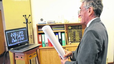 Miguel Vera, decano de la Facultad,  encabezó la reunión con los nuevos médicos frente a una notebook. (Florencia Salto) 