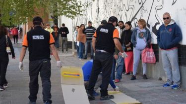 Defensa Civil señalizando las veredas del Correo. Foto: Gentileza