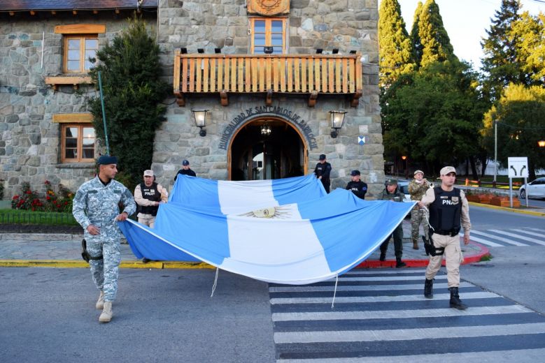 En Bariloche referentes de fuerzas y el intendente Gennuso izaron la bandera en el Centro Cívico, como gesto en conmemoración a los veteranos. Gentileza