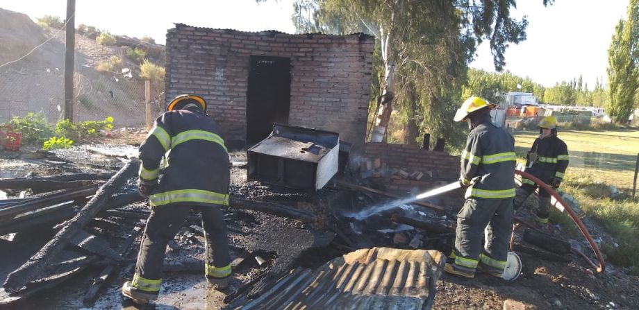 Un incendio en Centenario, en inmediaciones a Vista Alegre, sobre Ruta 7, provocó pérdidas totales en una vivienda. (Foto: Gentileza).