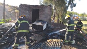 Una pareja perdió todo por el incendio de su casa en Centenario