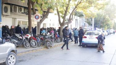 Las largas y aglomeradas filas son el escenario que se repitió en todos los bancos del país. (Juan Thomes).-