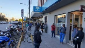 Largas colas en las cuatro entidades bancarias de Regina