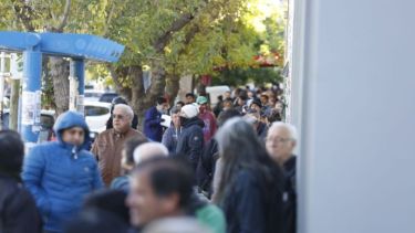 Por las largas filas, los bancos abrirán sábado y domingo