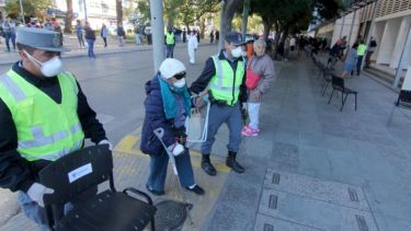 Una señora se descompuso haciendo la fila para entrar al banco y fue asistida por la policía. (Oscar Livera).-