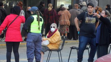 Las filas en los bancos impulsaron que se resuelva abrirlos durante el fin de semana. (Oscar Livera).-