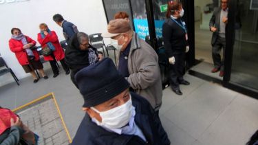 Esta mañana se registraron largas filas en los bancos de Neuquén. (Oscar Livera).-