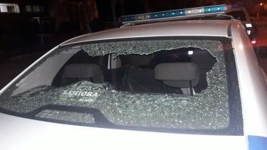 Un grupo de vecinos echó a la policía del barrio Huemul a piedrazos. Los efectivos habían asistido a verificar un robo en una de las viviendas. (Foto: Centenario.)