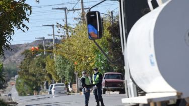 Policías que realizan controles en las calles utilizan barbijos. (Florencia Salto).-