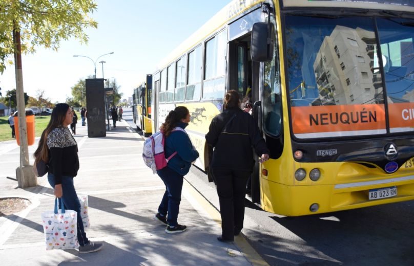 Autobuses Neuquén funciona con frecuencias reducidas desde el inicio de la cuarentena. (Florencia Salto).-