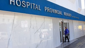 El joven que casi se ahogó en San Martín, sigue en terapia intensiva en Neuquén