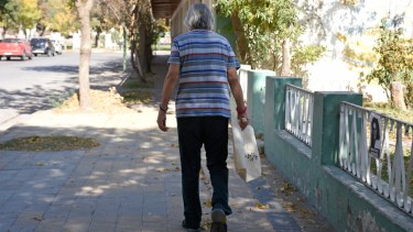 Hoy tienen habilitación para circular quienes tengan DNI terminado en 0 y en números pares.
(Archivo Florencia Salto).-