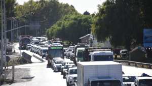 Demoras para cruzar los  puentes desde Cipolletti  a Neuquén