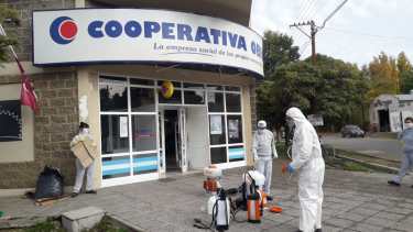 Esta mañana se comenzaron a desinfectar los comercios de Loncopué para que mañana abran sus puertas. (Gentileza).-