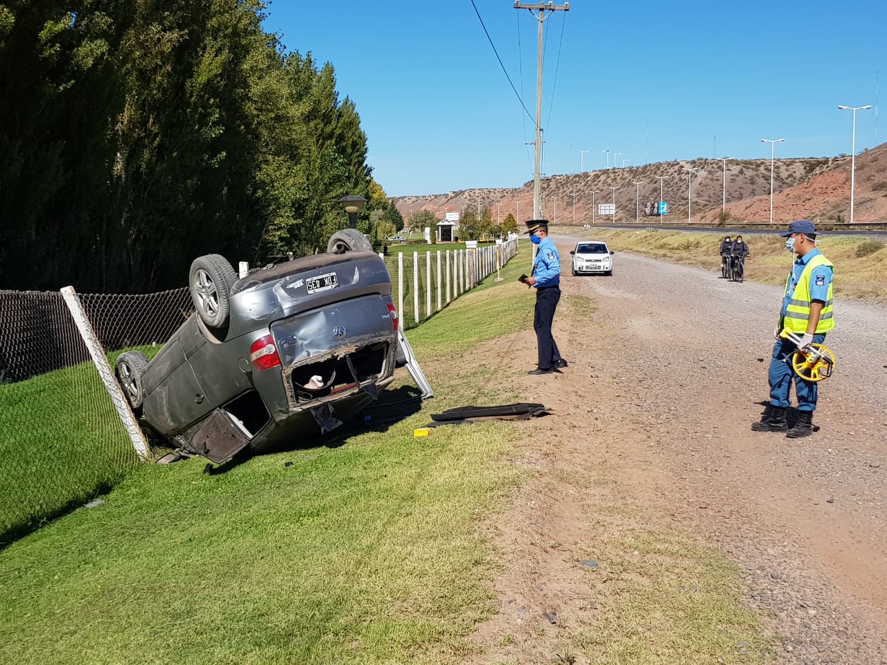 Perdió el control de su auto y volcó en la Ruta 7 - Diario Río Negro
