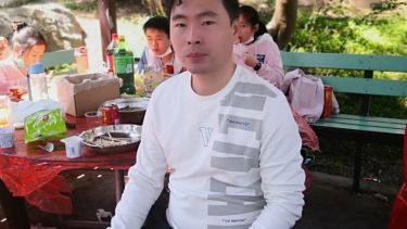 Fang Xiang, tal su verdadero nombre, junto a sus familiares en Putian, provincia de Fujian.