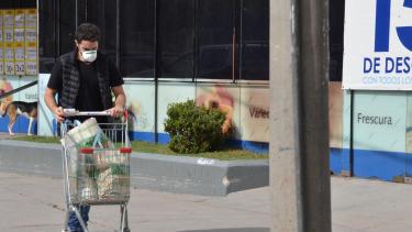 Los barbijos son ahora obligatorios para hacer las compras durante la cuarentena. Foto: Yamil Regules.