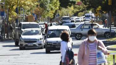 Los comercios deberán atender primero a personas con niños. (Archivo Florencia Salto).-