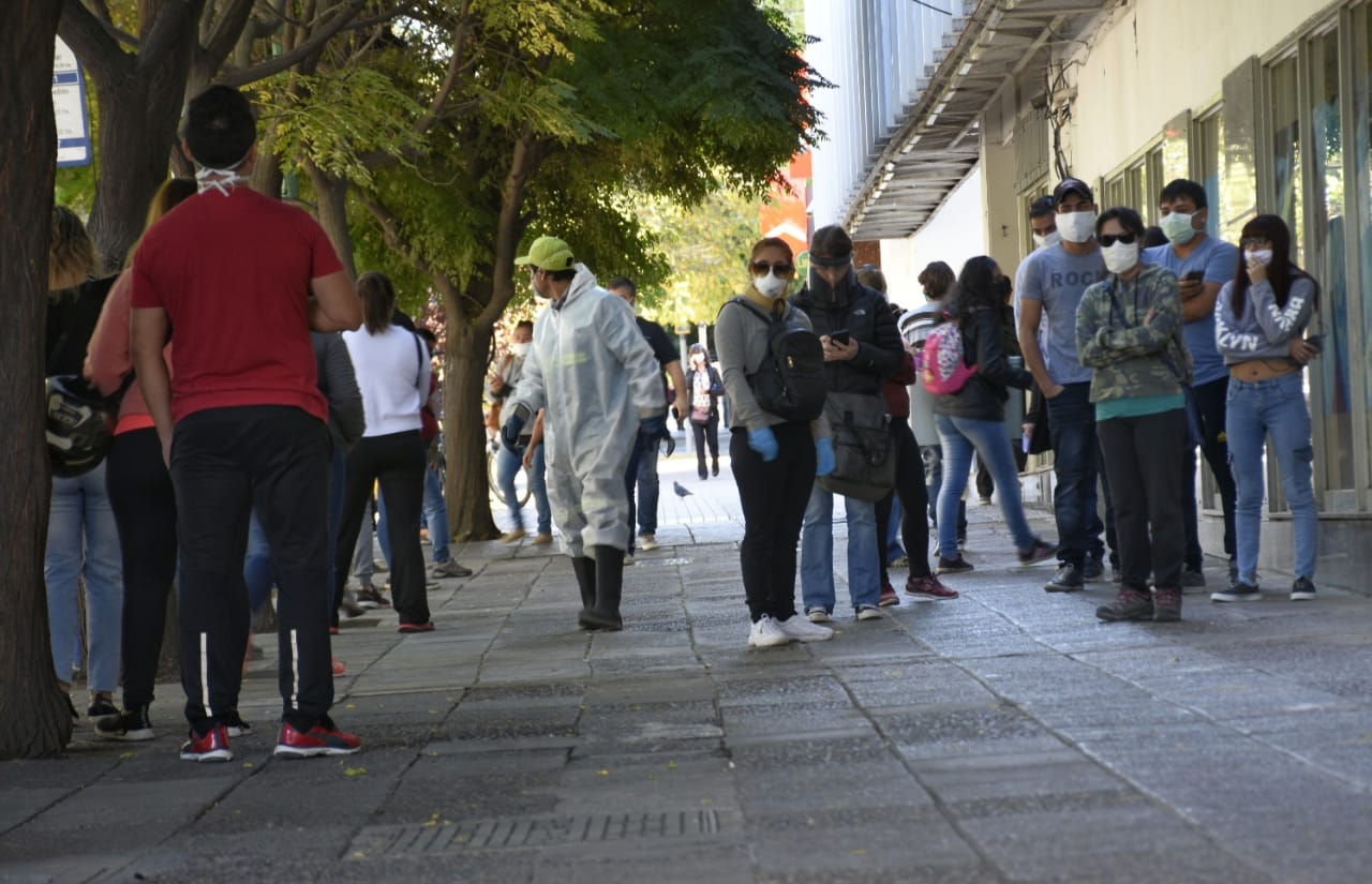 Filas en los bancos, en los locales de pagos de servicios y en otros rubros: la escena de este lunes en Neuquén. (Florencia Salto).-