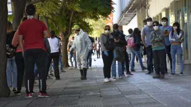 Filas en los bancos, en los locales de pagos de servicios y en otros rubros: la escena de este lunes en Neuquén. (Florencia Salto).-