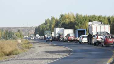 Las filas en el Tercer Puente superaban los cuatro kilómetros de largo esta mañana. (Florencia Salto).-