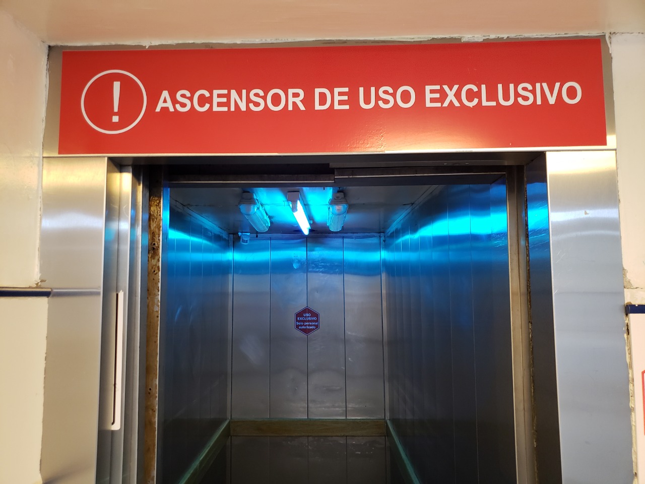Uno de los equipos fue instalado en el ascensor del hospital. Foto gentileza.