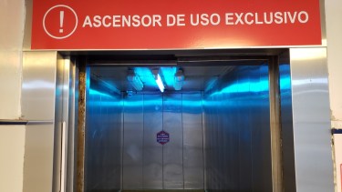 Uno de los equipos fue instalado en el ascensor del hospital. Foto gentileza.