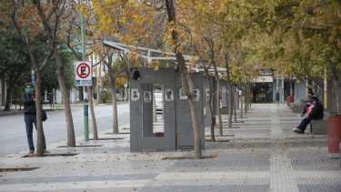 La poca circulación de personas marcó el primer día de aislamiento en Cipolletti. (Florencia Salto).-