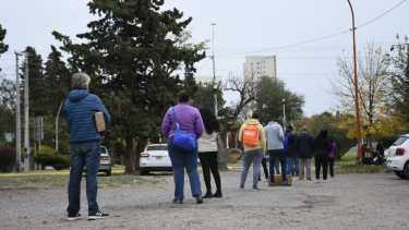 La fila en el Correo Argentino se extendía por unas tres cuadras. (Florencia Salto).-