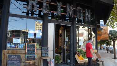 El bar ofrece reparto a domicilio. Foto: Yamil Regules