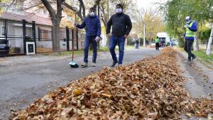 Limpieza de hojas para evitar calles inundadas en Neuquén