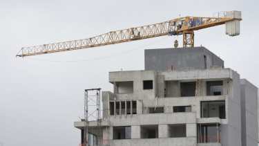 La obra privada está concentrada en grandes edificios. En  Neuquén capital hay unos 180 por terminarse. Foto: Florencia Salto.