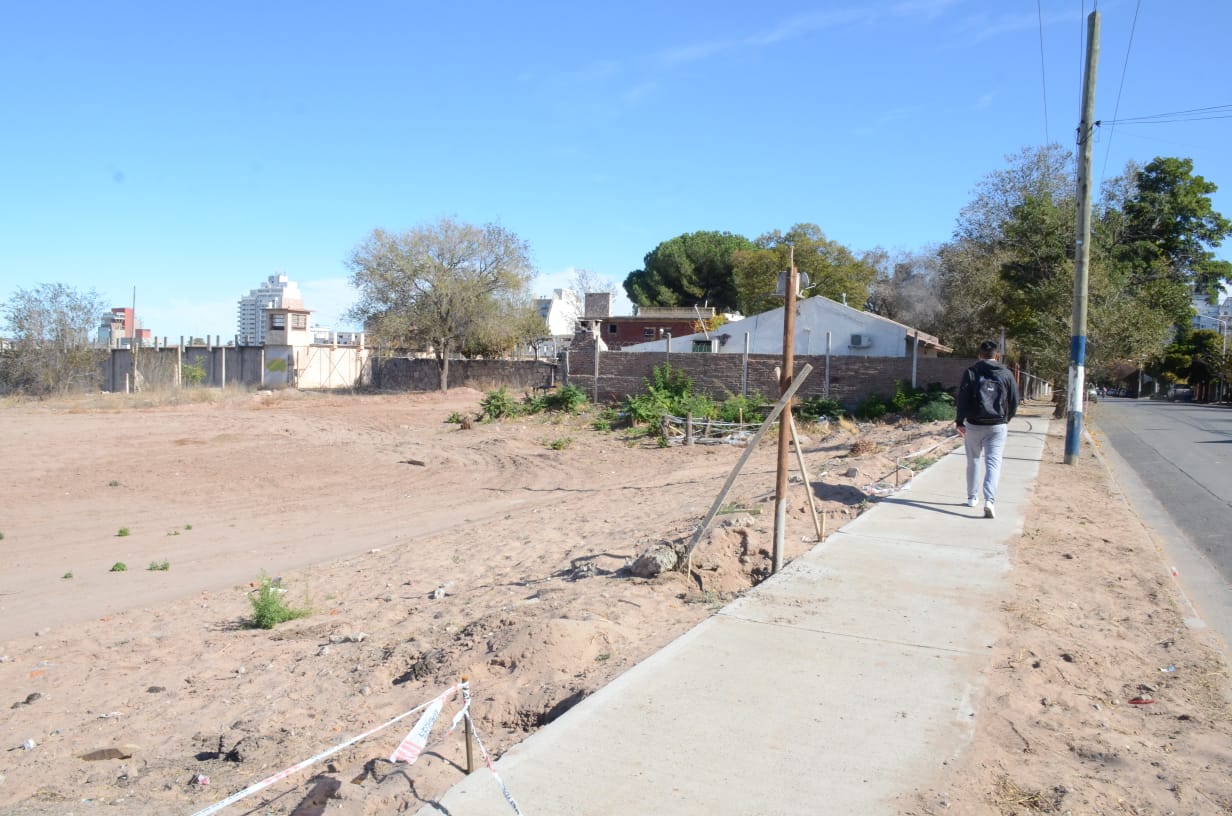 Calle Talero en Neuquén capital. Atrás, los muros carcelarios de la ex U9 (foto Yamil Regules)