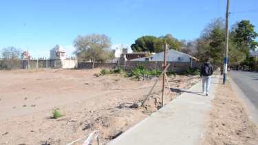 Calle Talero en Neuquén capital. Atrás, los muros carcelarios de la ex U9 (foto Yamil Regules)