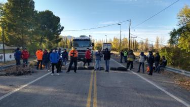 Los trabajadores explicaron que impiden el ingreso de camiones de combustible, gas y alimentos. (Gentileza).-
