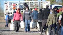 Imagen de Neuquén: En Nueva Esperanza se formó una extensa fila de personas por el reparto de garrafas