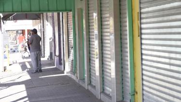 Comerciantes de Centenario reclaman que se deje sin efecto la disposición Provincial que prohíbe la circulación en vehículos después de las 18. 