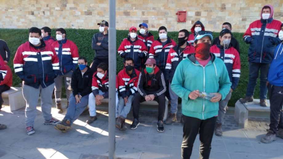 Los mineros aguardaron toda la tarde en la sede de la fiscal&iacute;a. Foto: Yamil Regules 