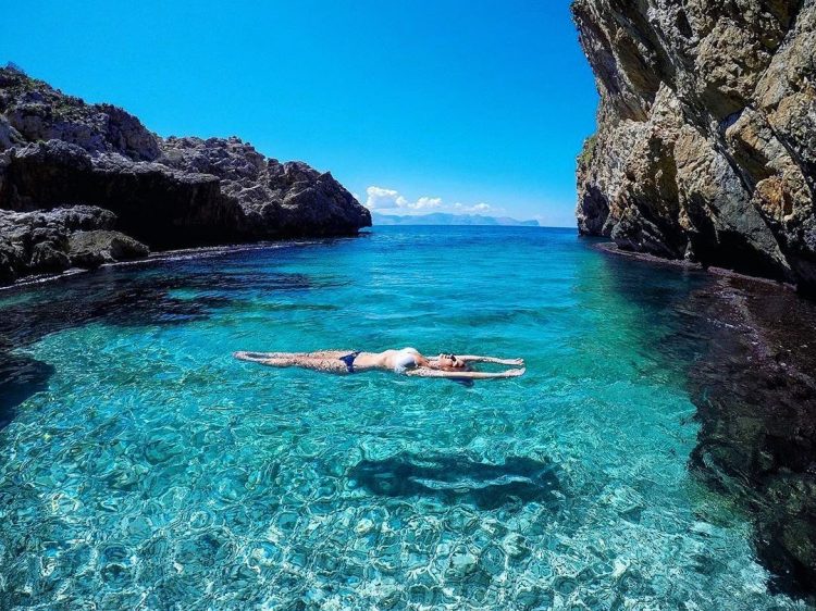 Sicilia, paradisíaca isla en el Mediterráneo, batió récord de 48,8 °C alcanzado el 11 de agosto de 2021. 