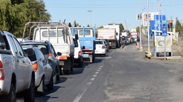 Es mucha la gente circulando en vehículos. En algunos casos, se encuentran sorpresas. Si alguien transita fuera de horario y sin justificación, se le abrirá una causa.
(Florencia Salto).-