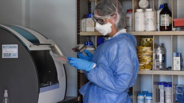El diagnóstico de Covid-19 de Neuquén se realiza en cuatro laboratorios de Neuquén: uno público y otro privado. Foto Florencia Salto.